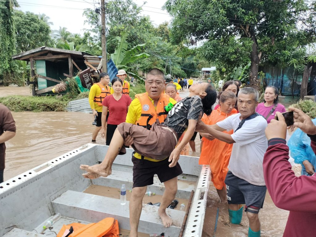 ให้การช่วยเหลือประชาชนจากเหตุอุทกภัยในพื้นที่จังหวัดอุตรดิตถ์