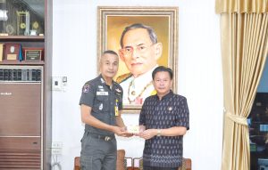 ผกก.ตชด.31 เข้าพบ ผวจ.พิษณุโลก มอบปีกร่มกิตติมศักดิ์