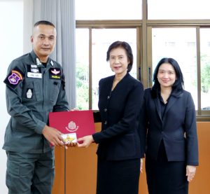 ผกก.ตชด.31 มอบเครื่องหมายปีกร่มกิตติมศักดิ์